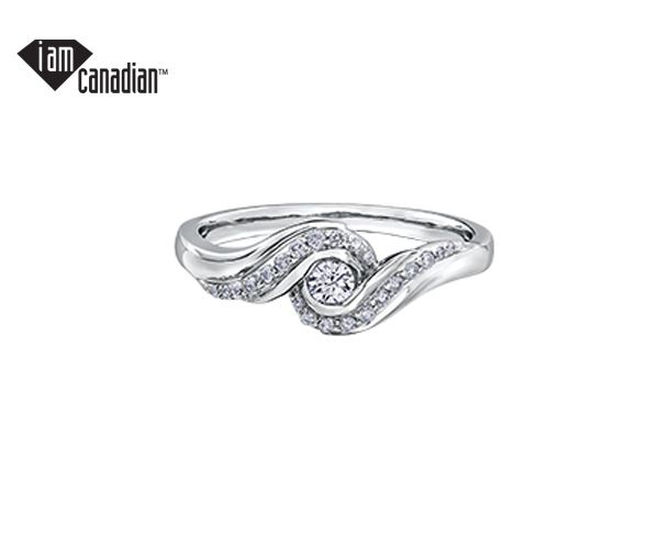 BAGUE EN OR 10K BLANC SERTIE D'UN DIAMANT CANADIEN ET DE DIAMANTS - CR AM330 - DIAMANT CANADIEN BAGUE EN OR 10K BLANC SERTIE D'UN DIAMANT CANADIEN ET DE DIAMANTS - CR AM330 - DIAMANT CANADIEN