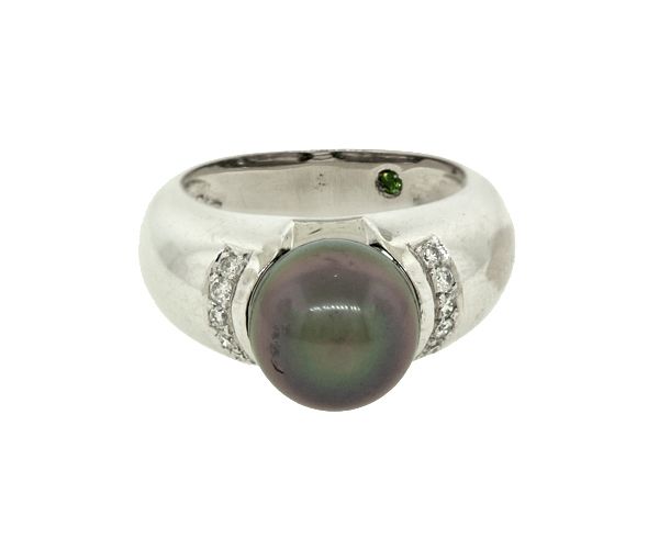 BAGUE EN OR 18K BLANC SERTIE D'UNE PERLE DE TAHITI ET DE DIAMANTS - SJ 143W - BIJOUTERIE SUISSE INC. BAGUE EN OR 18K BLANC SERTIE D'UNE PERLE DE TAHITI ET DE DIAMANTS - SJ 143W - BIJOUTERIE SUISSE INC.