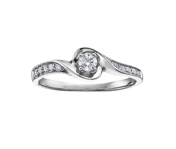BAGUE EN OR 10K SERTIE D'UN DIAMANT CANADIEN ET DE DIAMANTS - CR AM231W20 - DIAMANT CANADIEN BAGUE EN OR 10K SERTIE D'UN DIAMANT CANADIEN ET DE DIAMANTS - CR AM231W20 - DIAMANT CANADIEN