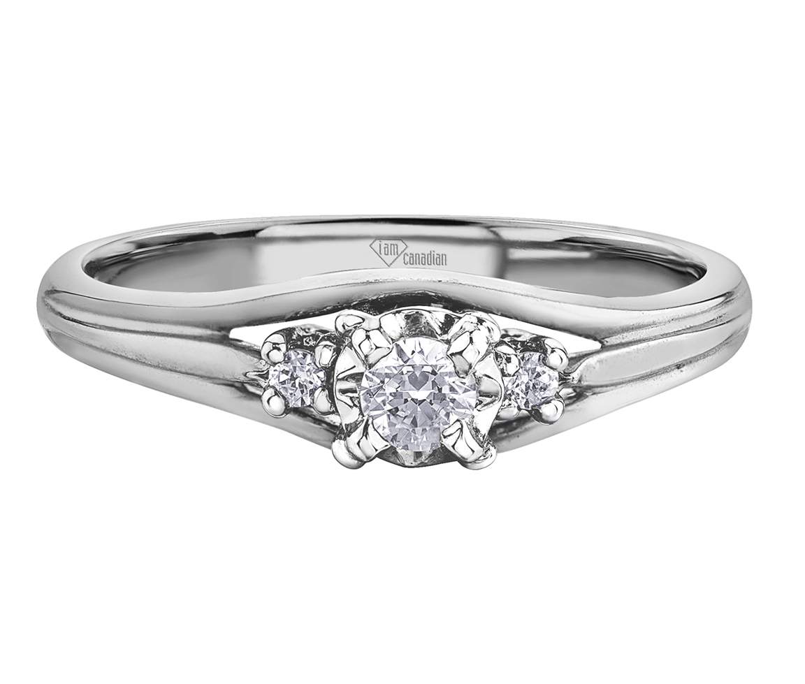 BAGUE TRINITÉ EN OR 10K BLANC SERTIE D'UN DIAMANT CANADIEN ET DE DIAMANTS - CR AM498 - DIAMANT CANADIEN BAGUE TRINITÉ EN OR 10K BLANC SERTIE D'UN DIAMANT CANADIEN ET DE DIAMANTS - CR AM498 - DIAMANT CANADIEN