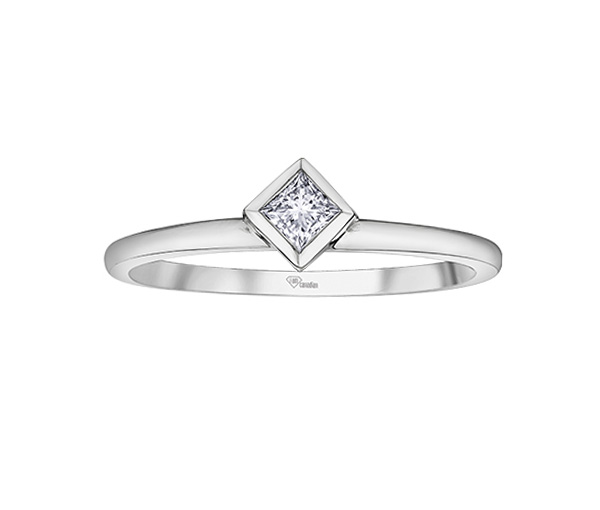 BAGUE EN OR 10K SERTIE D'UN DIAMANT CANADIEN PRINCESSE - CR AM552W - DIAMANT CANADIEN BAGUE EN OR 10K SERTIE D'UN DIAMANT CANADIEN PRINCESSE - CR AM552W - DIAMANT CANADIEN