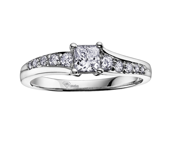 BAGUE EN OR 14K BLANC SERTIE D'UN DIAMANT CANADIEN ET DE DIAMANTS - CR AM134W30 - DIAMANT CANADIEN BAGUE EN OR 14K BLANC SERTIE D'UN DIAMANT CANADIEN ET DE DIAMANTS - CR AM134W30 - DIAMANT CANADIEN