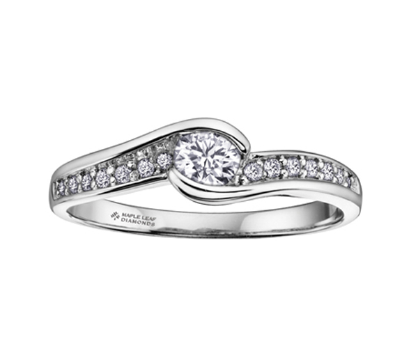 BAGUE EN OR BLANC SERTIE D'UN DIAMANT CANADIEN ET DE DIAMANTS - CR DD2347 - BIJOUX CANADIEN BAGUE EN OR BLANC SERTIE D'UN DIAMANT CANADIEN ET DE DIAMANTS - CR DD2347 - BIJOUX CANADIEN