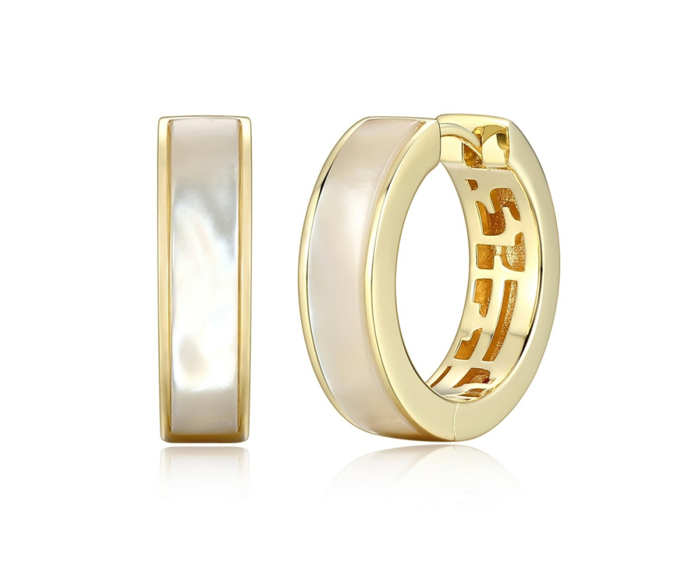 BOUCLES ELLES HUGGIES EN ARGENT/PVD OR SERTIES DE NACRE DE PERLE BLANCHE BOUCLES ELLES HUGGIES EN ARGENT/PVD OR SERTIES DE NACRE DE PERLE BLANCHE