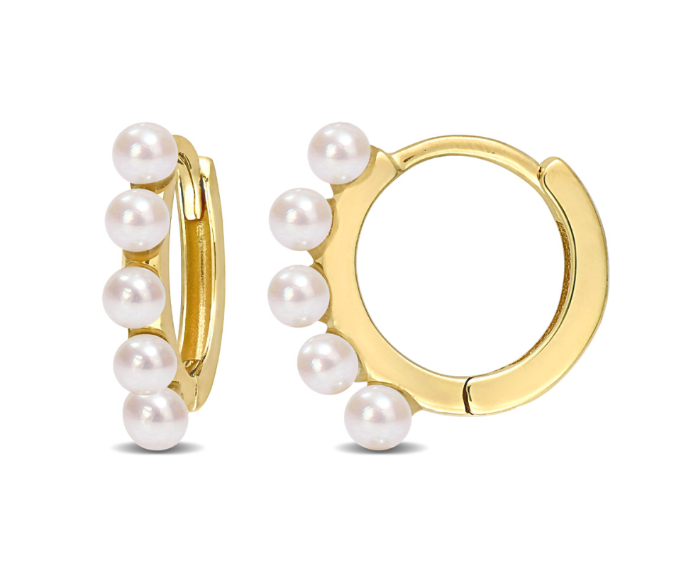 BOUCLES HUGGIES EN OR JAUNE SERTIES DE PERLES DE CULTURE BOUCLES HUGGIES EN OR JAUNE SERTIES DE PERLES DE CULTURE