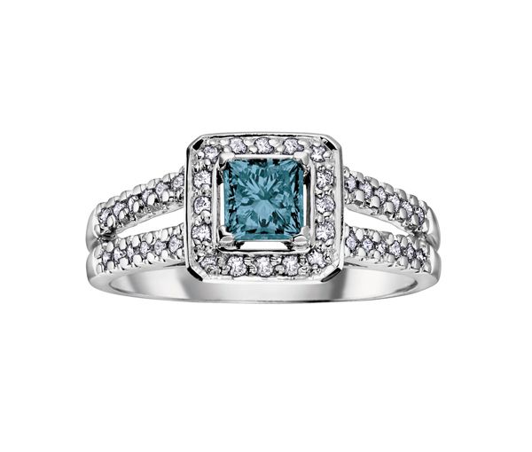 BAGUE EN OR 14K BLANC SERTIE D'UN DIAMANT BLEU ET DE DIAMANTS - CR DD2066 - BIJOUX CANADIEN