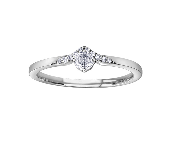 BAGUE EN OR 10K BLANC SERTIE D'UN DIAMANT CANADIEN ET DE DIAMANTS - CR AM555W20 - DIAMANT CANADIEN