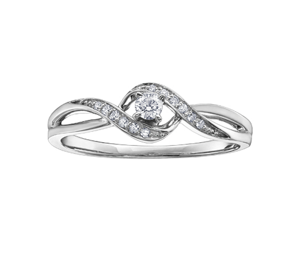 BAGUE EN OR 10K BLANC SERTIE D'UN DIAMANT CANADIEN ET DE DIAMANTS - CR AM232W10 - DIAMANT CANADIEN