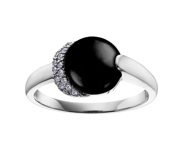 BAGUE EN OR BLANC SERTIE D'UN ONYX ET DE DIAMANTS - CR DD2301 - BIJOUX CANADIEN