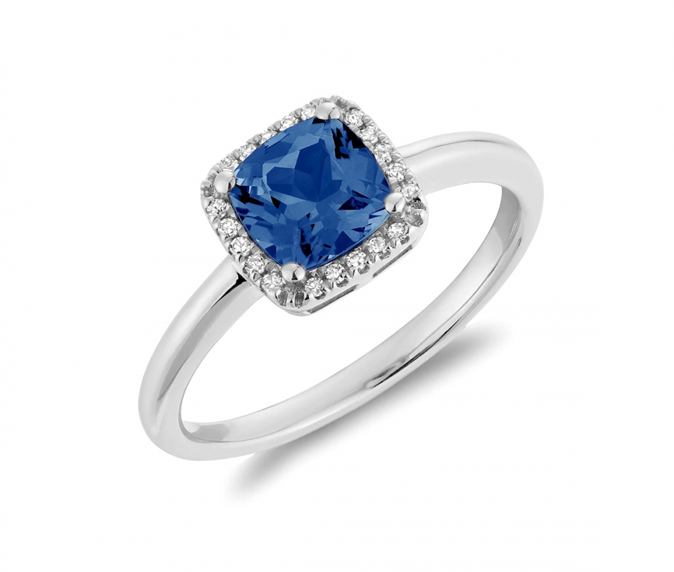 BAGUE EN OR 10K BLANC SERTIE D'UN SAPHIR DE LABORATOIRE ET DE DIAMANTS - BR 02041028CBS - Bijoux d'importation
